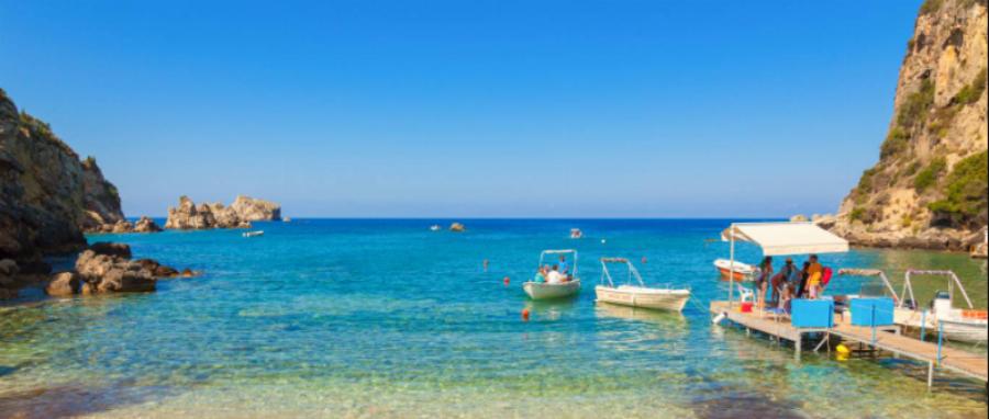 Ελληνική Ίμπιζα: Δάση με πεύκα, τιρκουάζ κρυστάλλινα νερά, φτηνή διαμονή και δωρεάν είσοδος στις παραλίες