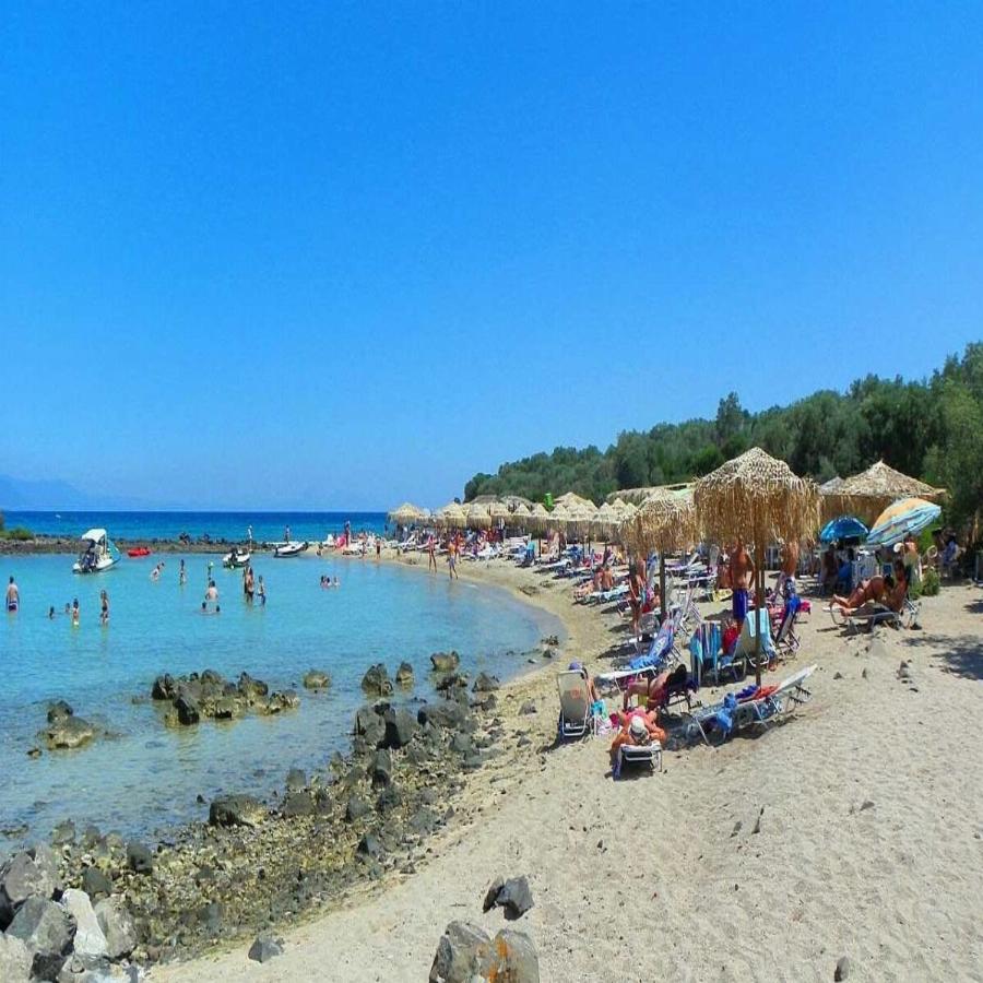 Ελληνικά νησιά Φίτζι: Φτάνεις σε μισή ώρα, δεν πληρώνεις είσοδο ή ξαπλώστρα και κολυμπάς σε εξωτικά, καταγάλανα νερά