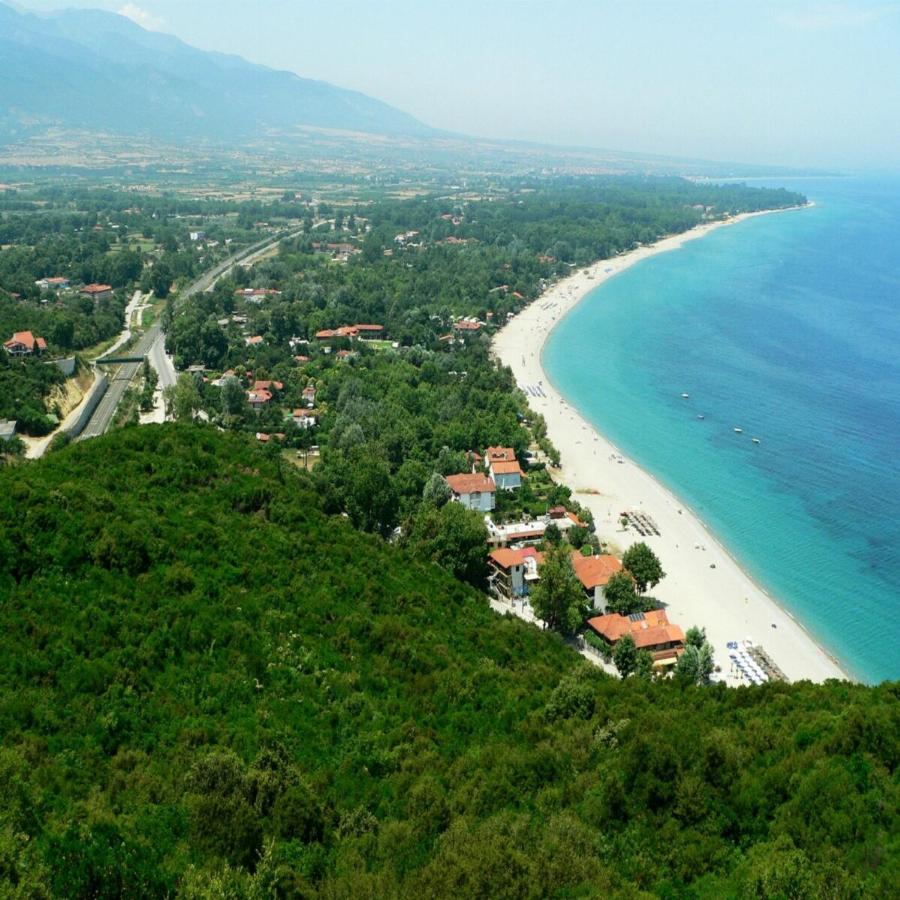 Μικρή Πάρος: Κρυστάλλινα νερά, δωρεάν ξαπλώστρες και φτηνές ταβέρνες, 3,5 ώρες από την Αθήνα