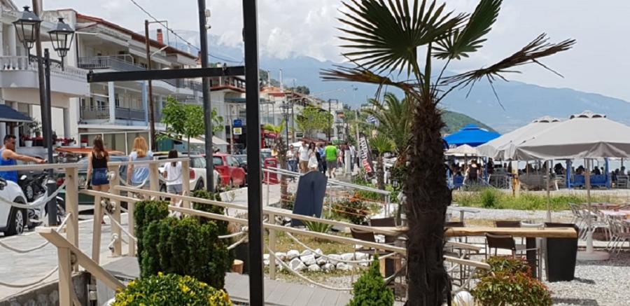 Μικρή Πάρος: Κρυστάλλινα νερά, δωρεάν ξαπλώστρες και φτηνές ταβέρνες, 3,5 ώρες από την Αθήνα