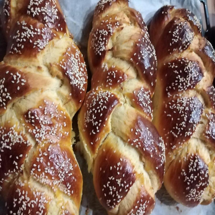 Πασχαλινά τσουρέκια της Βέφας: Το μυστικό της για να βγουν αφράτα και να τα απολαύσει όλη η οικογένεια