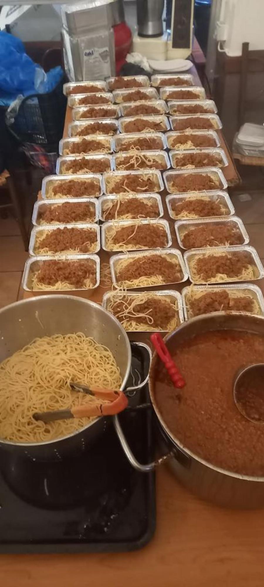 36χρονος ιδιοκτήτης ταβέρνας στην Αθήνα μαγειρεύει κάθε μέρα δωρεάν 630 μερίδες φαγητού για όποιον έχει ανάγκη