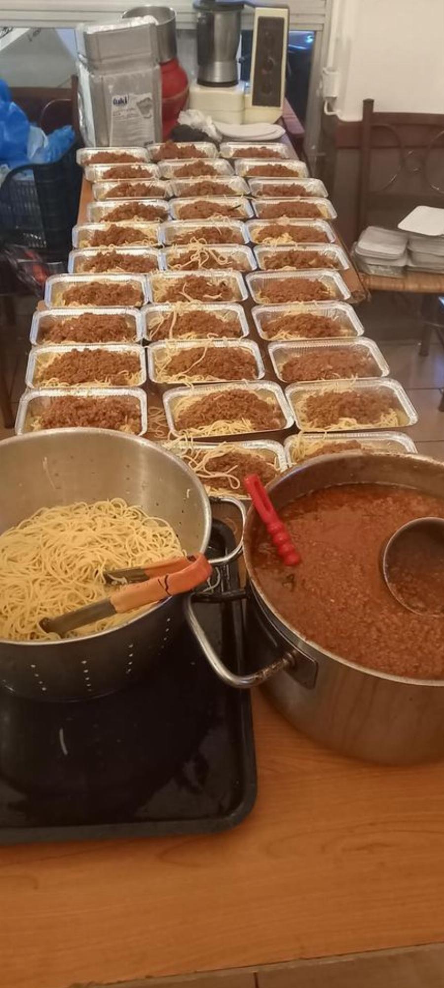 36χρονος ιδιοκτήτης ταβέρνας στην Αθήνα μαγειρεύει κάθε μέρα δωρεάν 630 μερίδες φαγητού για όποιον έχει ανάγκη