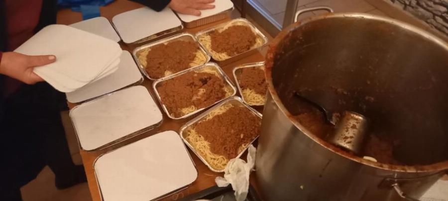 36χρονος ιδιοκτήτης ταβέρνας στην Αθήνα μαγειρεύει κάθε μέρα δωρεάν 630 μερίδες φαγητού για όποιον έχει ανάγκη