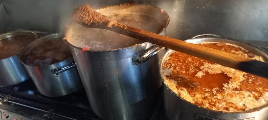 36χρονος ιδιοκτήτης ταβέρνας στην Αθήνα μαγειρεύει κάθε μέρα δωρεάν 630 μερίδες φαγητού για όποιον έχει ανάγκη