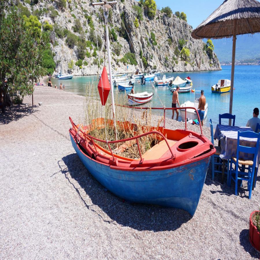 Κοντινή απόσταση με το αυτοκίνητο, 1 ώρα από την Αθήνα, παραλίες εξωτικού νησιού και φαγητό με 18 ευρώ