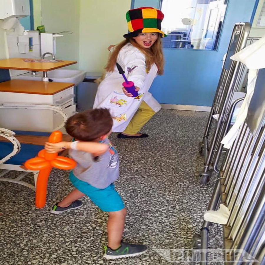 Μελένια: Η μοναδική γιατρός κλόουν στην Ελλάδα που έχει σκοπό να κάνει τα άρρωστα παιδιά να χαμογελούν