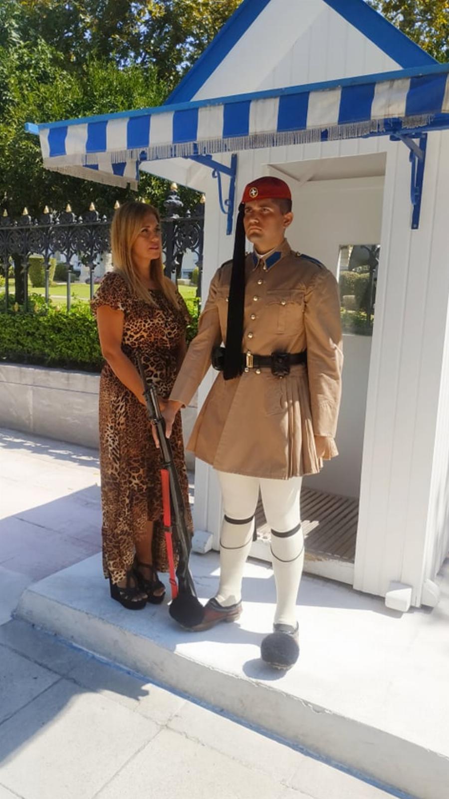 Αντωνία Μαρκογιαννάκη: Η περηφάνια της μάνας που καμαρώνει τον Εύζωνα γιο της