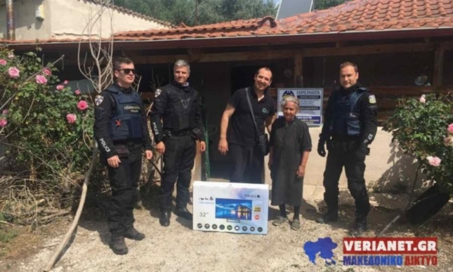 Αστυνομικοί της ομάδας ΔΙΑΣ δώρισαν τηλεόραση σε ηλικιωμένη θύμα κλοπής και μας συγκίνησαν όλους