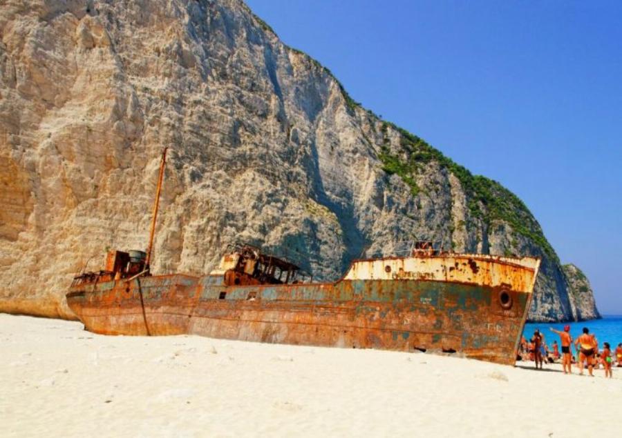 Το Ναυάγιο: Η αληθινή ιστορία του πλοίου “Παναγιώτης”, στην ομορφότερη παραλία της Ελλάδας