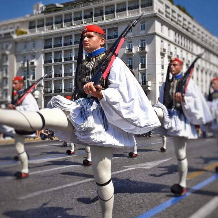 Αντωνία Μαρκογιαννάκη: Η περηφάνια της μάνας που καμαρώνει τον Εύζωνα γιο της