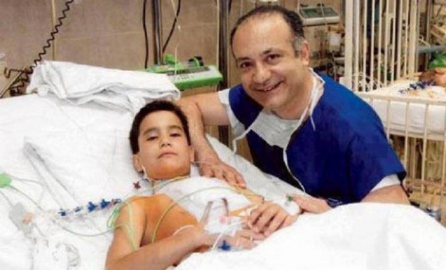 Αυξέντιος Καλαγκός: Ο γιατρός των φτωχών παιδιών – Έχει χειρουργήσει δωρεάν 14.000 παιδιά