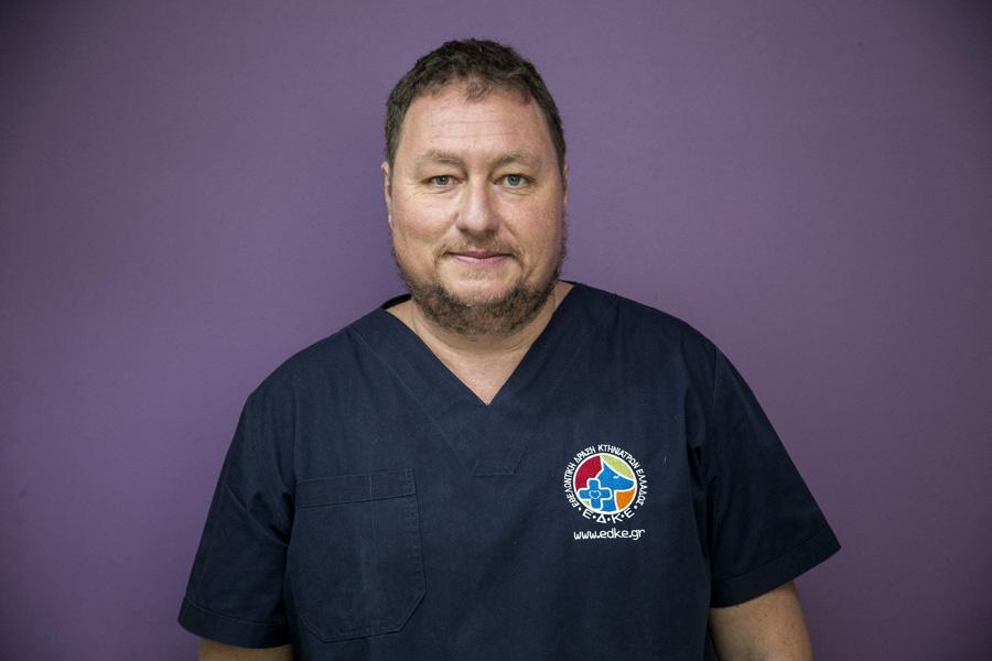 Ιωάννης Μπατσάς: Ο Έλληνας γιατρός που χαρίζει καθημερινά τη ζωή του στα αδέσποτα