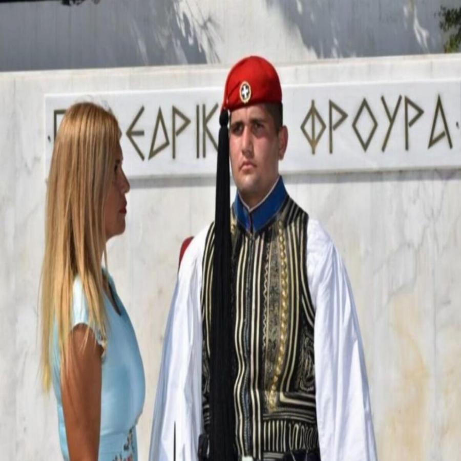 Αντωνία Μαρκογιαννάκη: Η περηφάνια της μάνας που καμαρώνει τον Εύζωνα γιο της