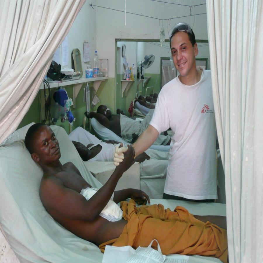 Δημήτρης Γιαννούσης: Ο Έλληνας γιατρός που σώζει ζωές στις εμπόλεμες ζώνες και στις αφρικανικές φαβέλες