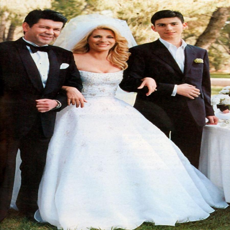 Έγραψαν ιστορία: Τα 5 πιο αξέχαστα νυφικά που φόρεσαν Ελληνίδες σταρ στο γάμο τους