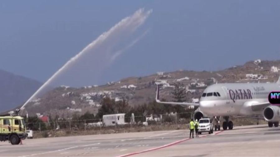 Μύκονος: Με αύρες νερού υποδέχτηκαν τους πρώτους τουρίστες στο νησί για να τους τιμήσουν