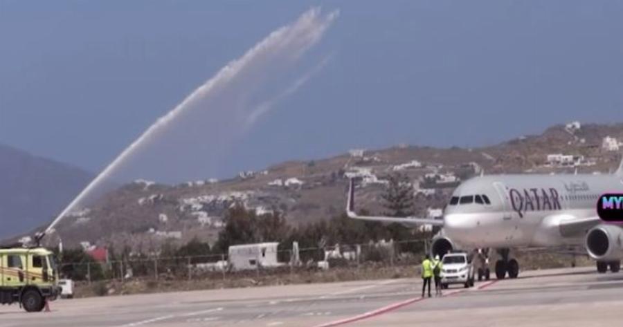 Μύκονος: Με αύρες νερού υποδέχτηκαν τους πρώτους τουρίστες στο νησί για να τους τιμήσουν