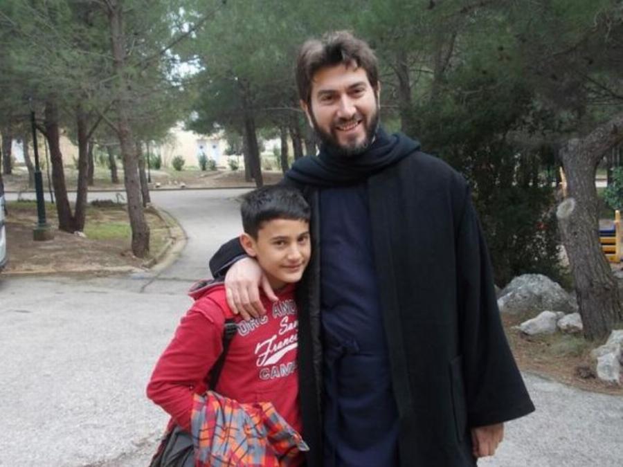 Πάτερ Αντώνιος: Ο παπάς της που άλλαξε τον κόσμο με την Κιβωτό του