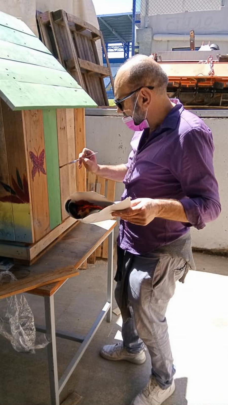 Ο Δήμος Αιγάλεω ετοιμάζει πανέμορφα ξύλινα σπιτάκια για τα αδέσποτα