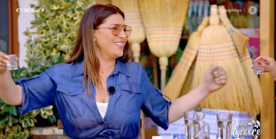 Έλενα Παπαρίζου στο Μουζάκι Καρδίτσας: «Εδώ δεν είμαι η Παπαρίζου, είμαι η κόρη του Γιώργου»