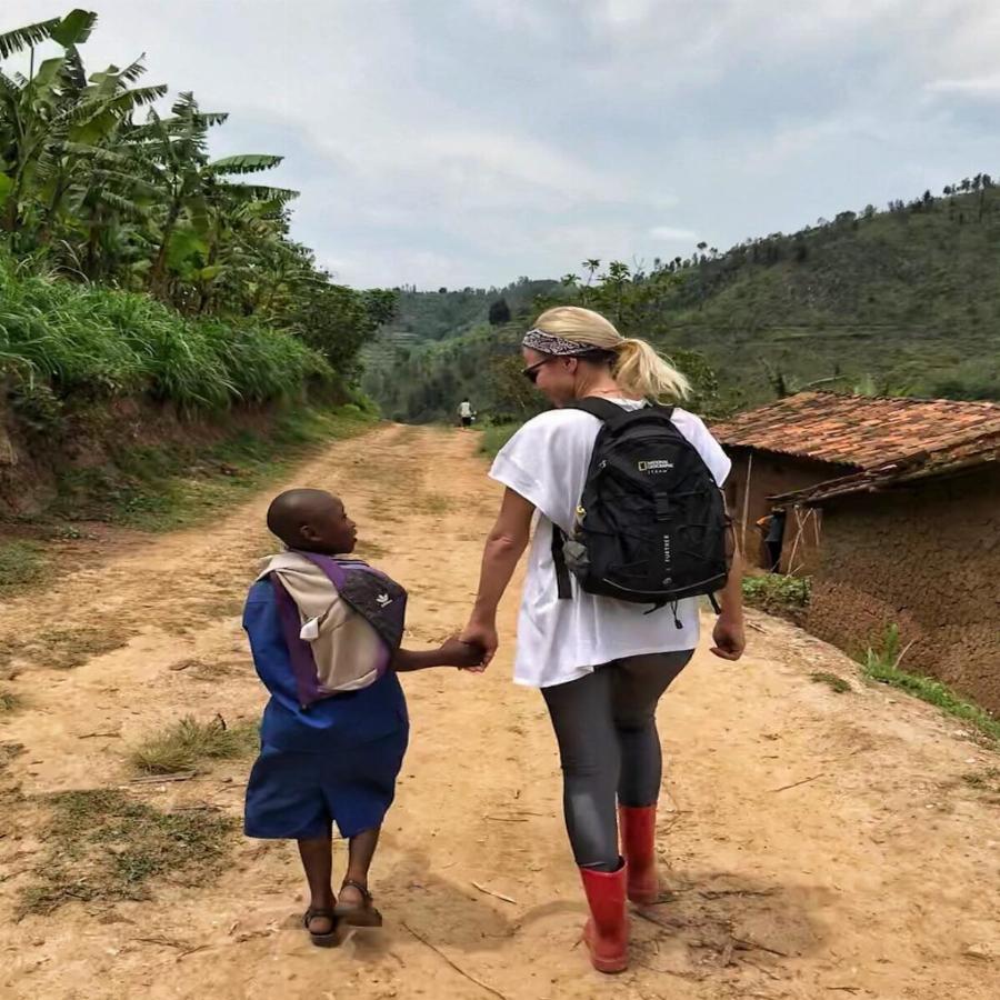 Χριστίνα Κοντοβά : Συγκινητικό στιγμιότυπο αποχαιρετώντας την κόρη της στην Ουγκάντα