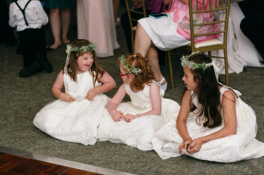 Δασκάλα ειδικού σχολείου έκανε παρανυφάκια στο γάμο της όλους τους μαθητές με σύνδρομο down