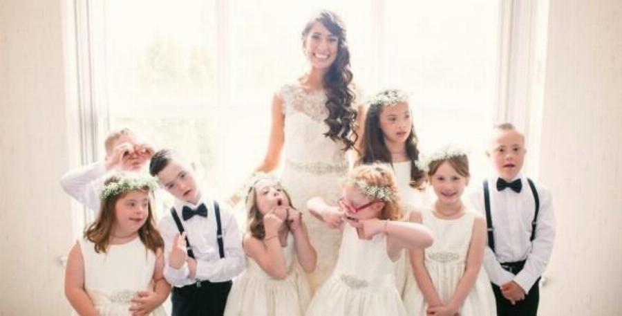 Δασκάλα ειδικού σχολείου έκανε παρανυφάκια στο γάμο της όλους τους μαθητές με σύνδρομο down