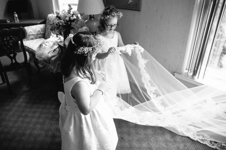 Δασκάλα ειδικού σχολείου έκανε παρανυφάκια στο γάμο της όλους τους μαθητές με σύνδρομο down