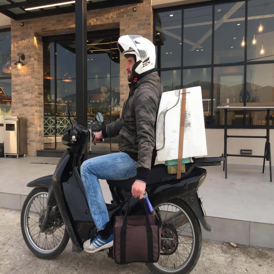 «Τα 10 λεπτά δεν είναι φιλοδώρημα» κι άλλα 9 πράγματα που σκέφτονται κρυφά οι ντελιβεράδες