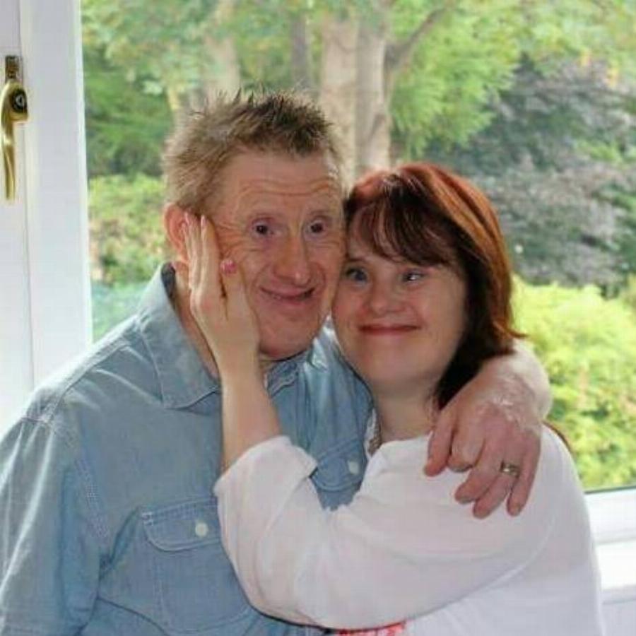 Το πρώτο παντρεμένο ζευγάρι με σύνδρομο down μετράει 23 χρόνια ευτυχίας και αγάπης