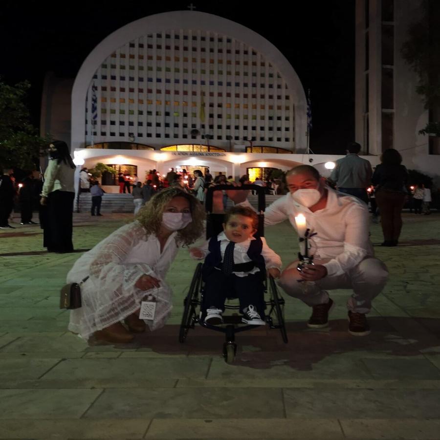 Ο Παναγιώτης Ραφαήλ, εύχεται από την εκκλησία χρόνια πολλά στους Έλληνες που τον βοήθησαν και συγκινεί όλη την Ελλάδα