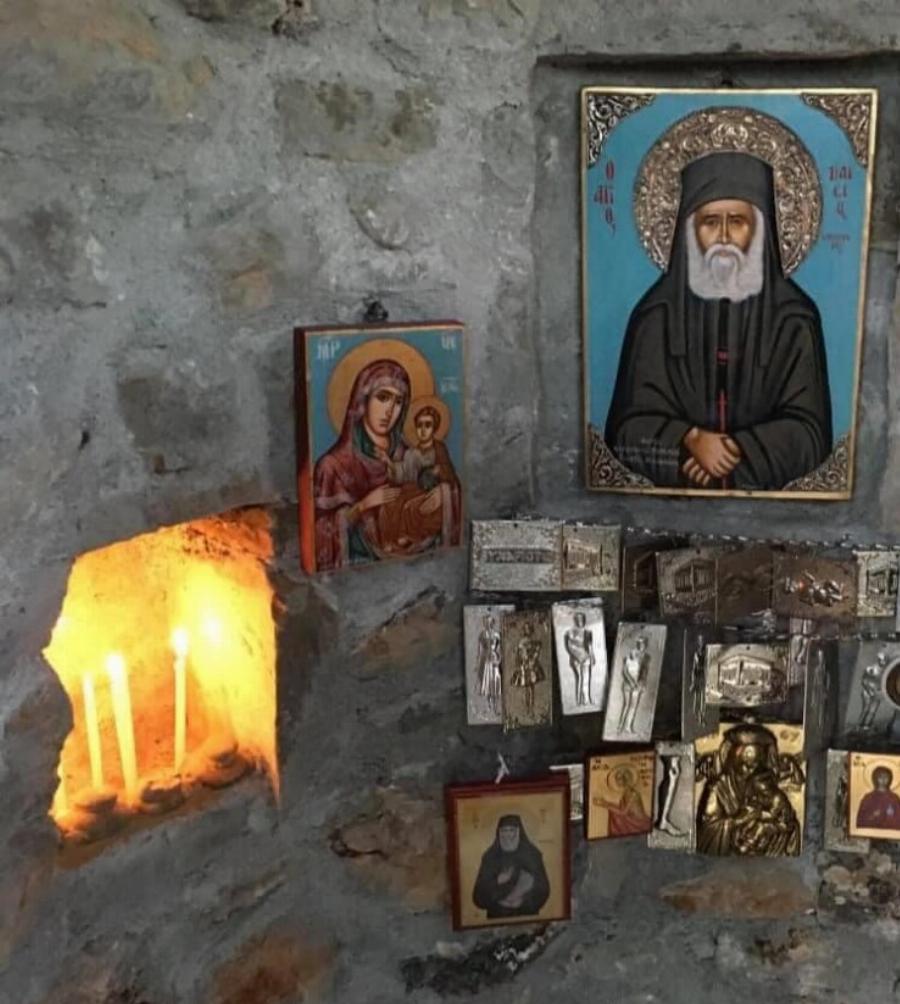 Το εκκλησάκι στην Κόνιτσα που είναι κρυμμένο μέσα σε καμένη βελανιδιά