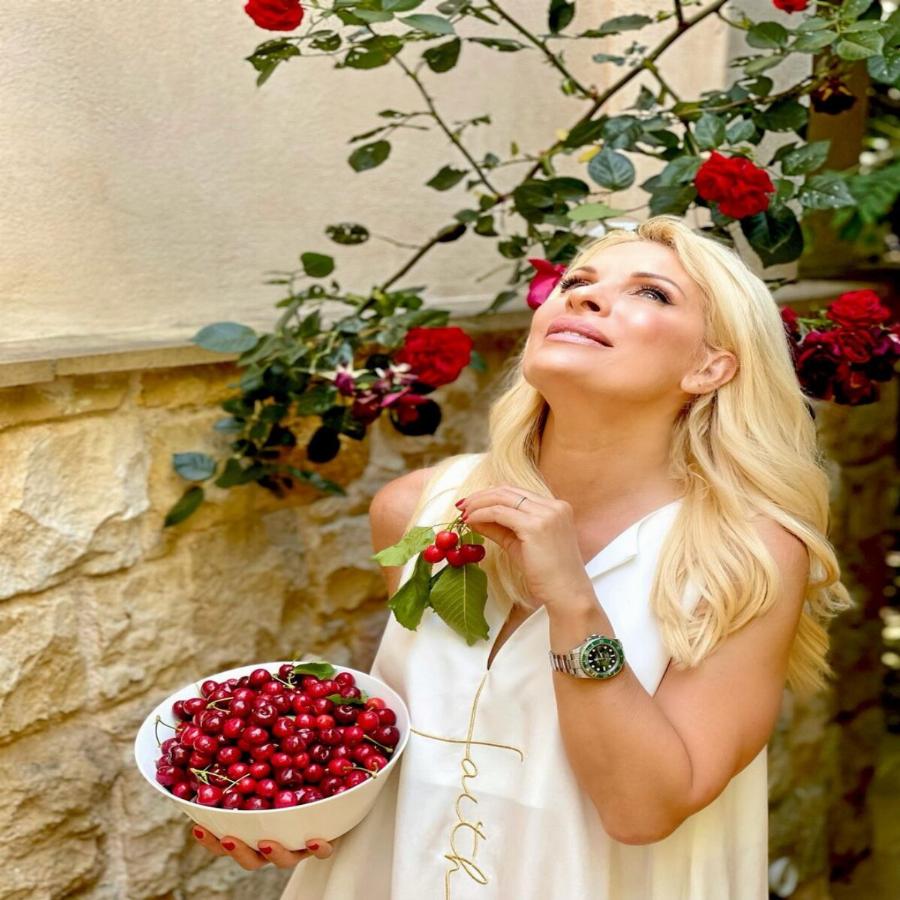 Η αγρότισσα Ελένη Μενεγάκη, το Rolex των χιλιάδων ευρώ και οι φωτογραφίες με τα κεράσια της