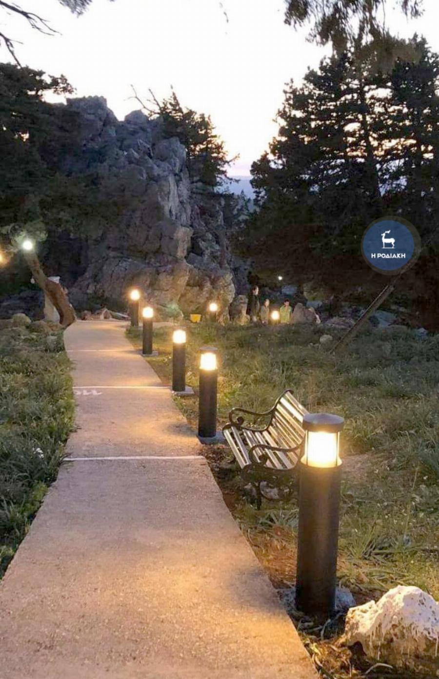 Ρόδος: Αυστραλοί απέκτησαν δίδυμα και εκπλήρωσαν το τάμα τους στην Παναγία Τσαμπίκα, κρατώντας την υπόσχεσή τους