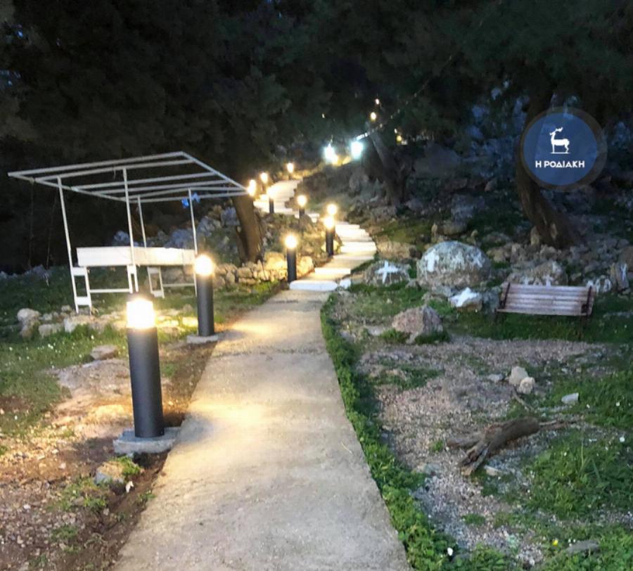 Ρόδος: Αυστραλοί απέκτησαν δίδυμα και εκπλήρωσαν το τάμα τους στην Παναγία Τσαμπίκα, κρατώντας την υπόσχεσή τους