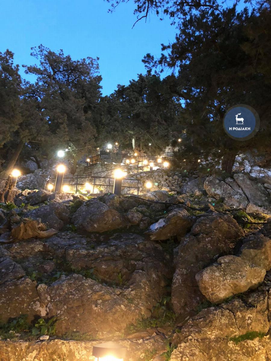 Ρόδος: Αυστραλοί απέκτησαν δίδυμα και εκπλήρωσαν το τάμα τους στην Παναγία Τσαμπίκα, κρατώντας την υπόσχεσή τους