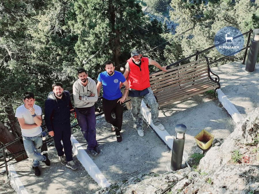 Ρόδος: Αυστραλοί απέκτησαν δίδυμα και εκπλήρωσαν το τάμα τους στην Παναγία Τσαμπίκα, κρατώντας την υπόσχεσή τους