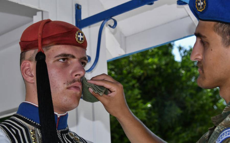 Εύζωνες στον ήλιο: Συγκινητικές εικόνες από τα παλικάρια μας που δεν περιγράφονται με λόγια