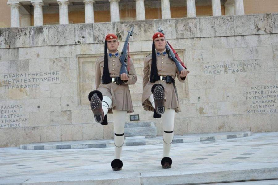 Δίδυμοι Αδερφοί Εύζωνες: «Όταν φοράμε τη στολή του Εύζωνα αισθανόμαστε τιμή και υπερηφάνεια»