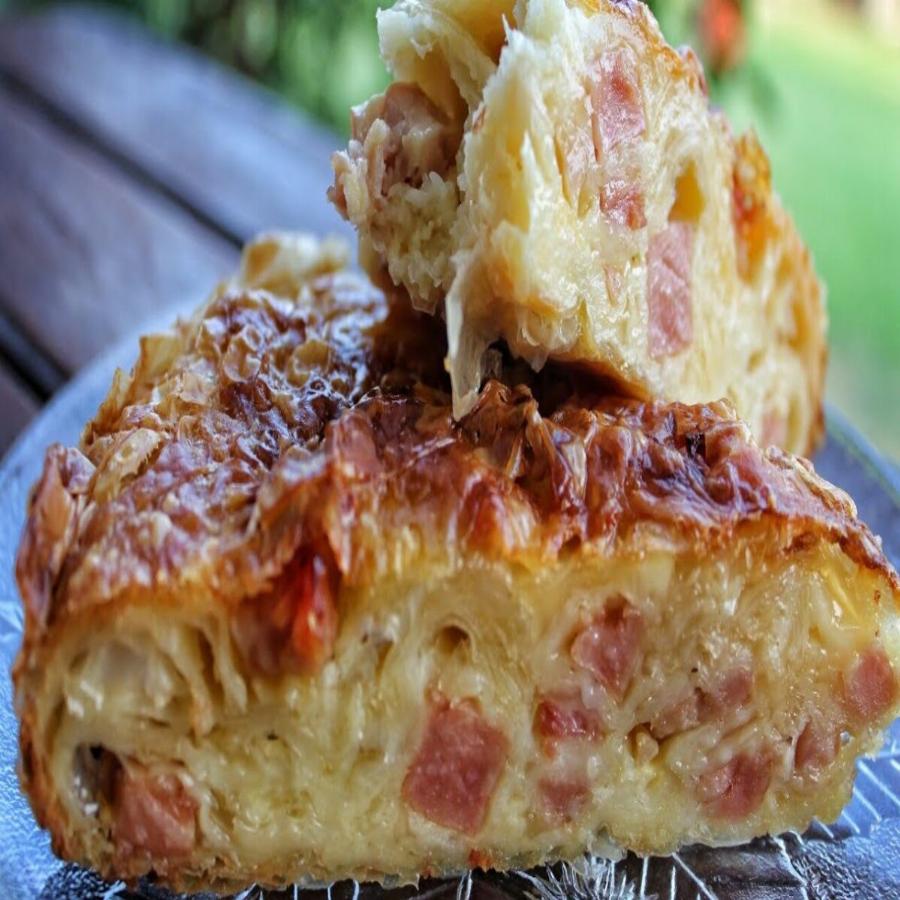 Ζαμπονοτυρόπιτα χωρίς φύλλο: Λαχταριστή και έτοιμη σε 10 λεπτά με το μυστικό της Αργυρώς Μπαρμπαρίγου