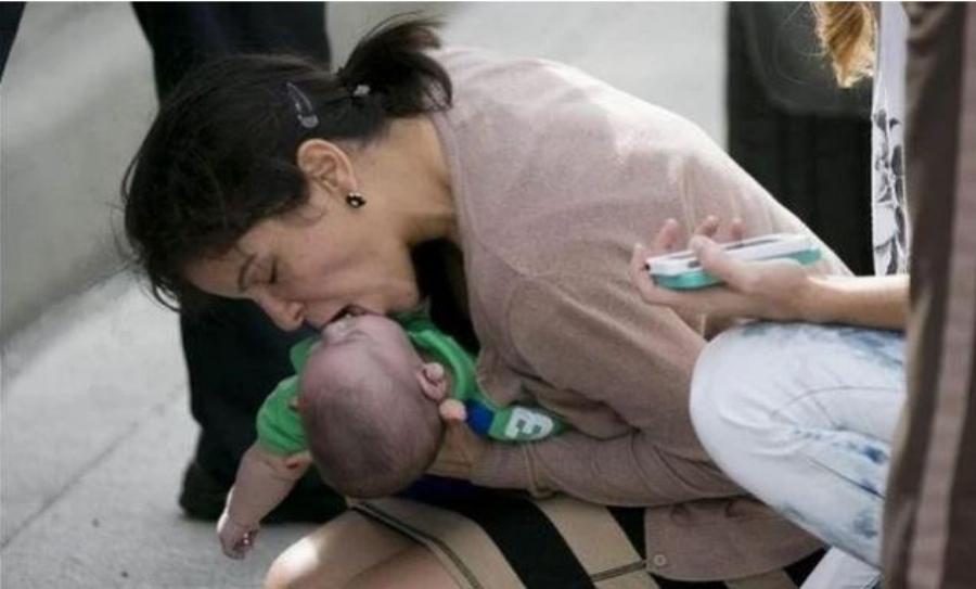 Φιλί της ζωής: 37χρονη το έδωσε στον 5 μηνών ανιψιό της και του έσωσε τελευταία στιγμή τη ζωή