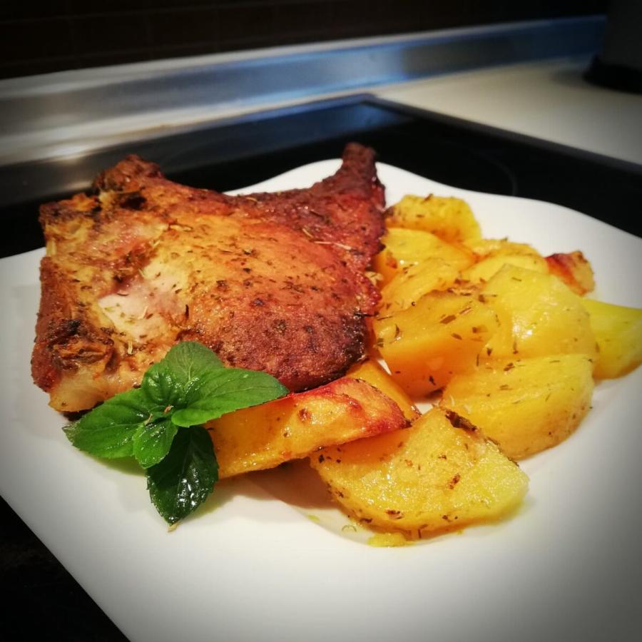 Λεμονάτες μπριζόλες: Το μυστικό του Άκη Πετρετζίκη για μαλακό και λεμονάτο κρέας στο φούρνο