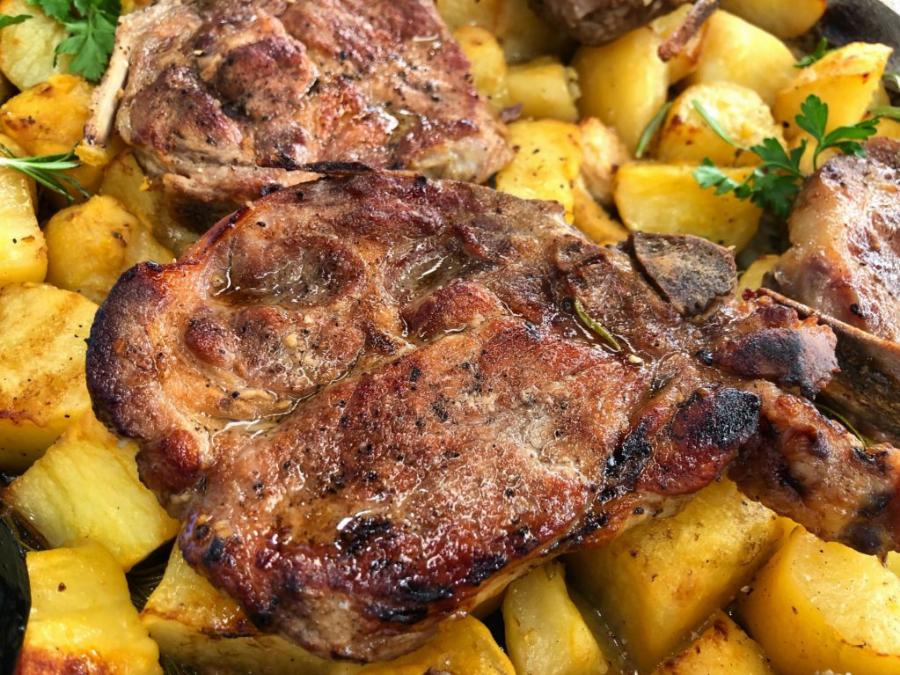 Λεμονάτες μπριζόλες: Το μυστικό του Άκη Πετρετζίκη για μαλακό και λεμονάτο κρέας στο φούρνο