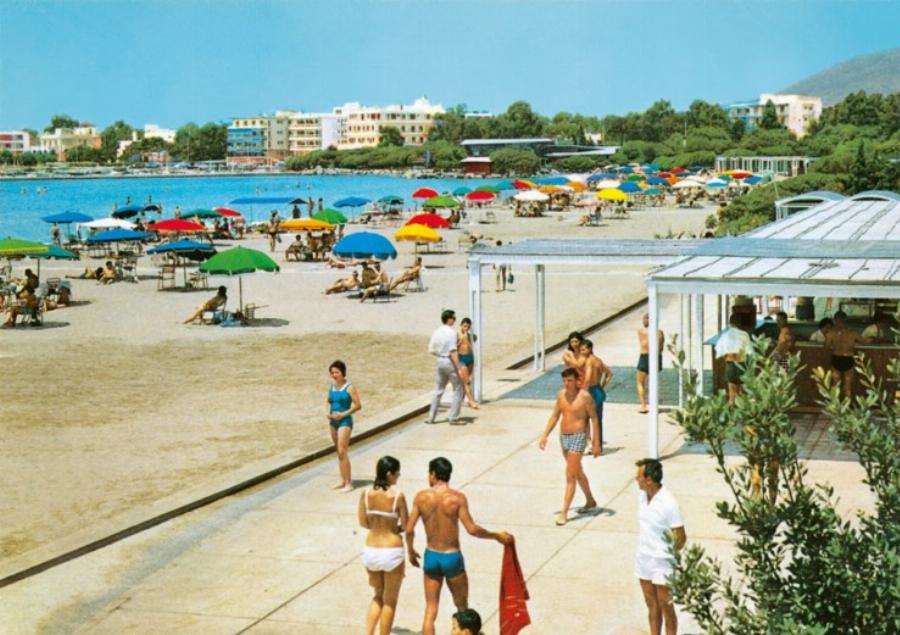 Αστέρια της Γλυφάδας: Κάνοντας μπάνιο στα Αστέρια τη δεκαετία του ’60