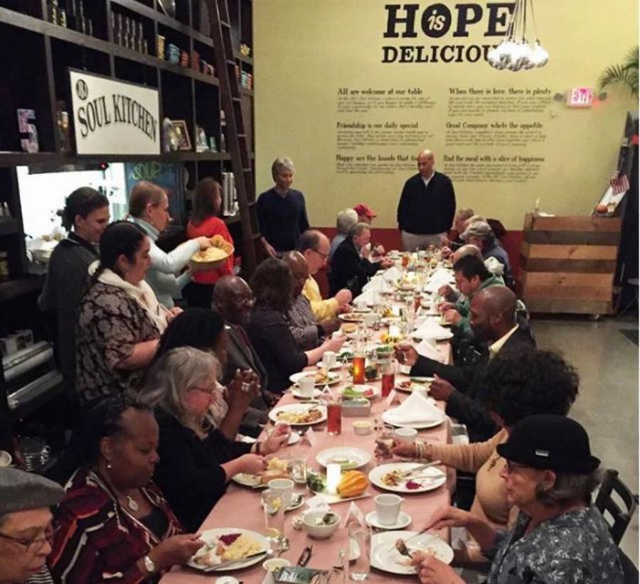 Τζών Μπον Τζόβι: Άνοιξε εστιατόρια για τους φτωχούς με δωρεάν γεύματα τα οποία σερβίρει ο ίδιος