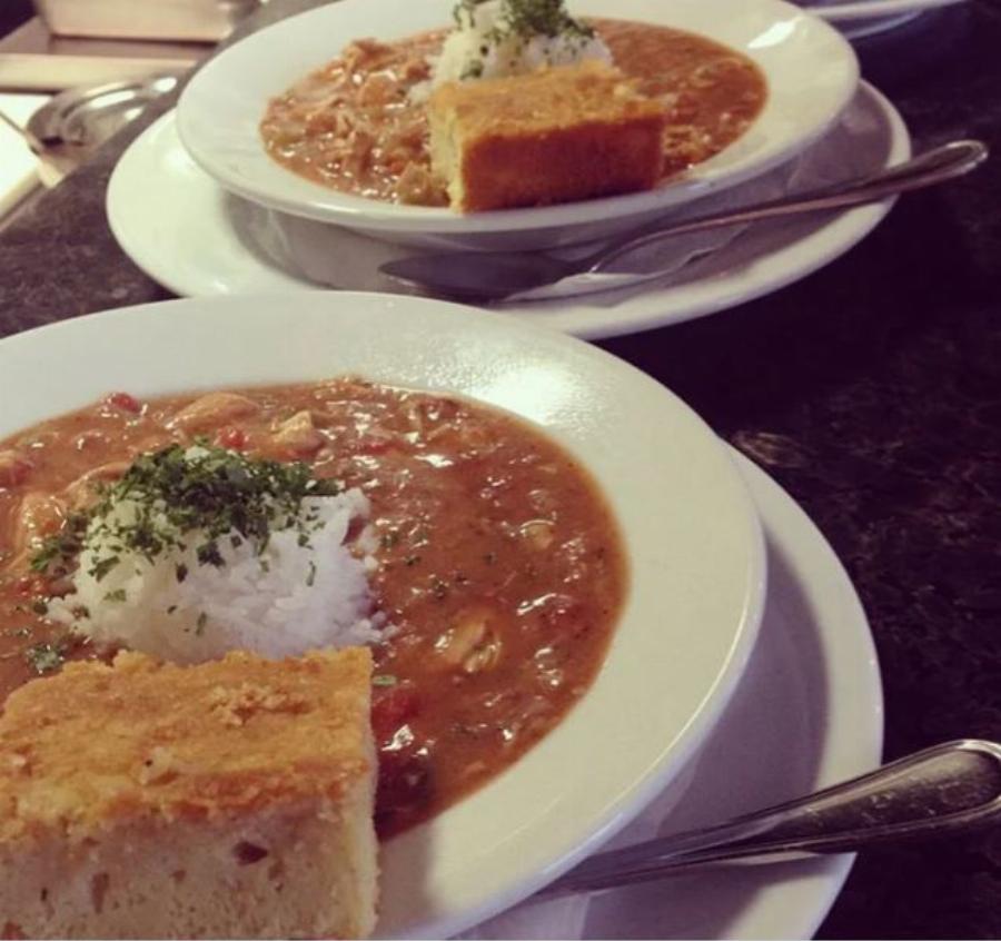 Τζών Μπον Τζόβι: Άνοιξε εστιατόρια για τους φτωχούς με δωρεάν γεύματα τα οποία σερβίρει ο ίδιος