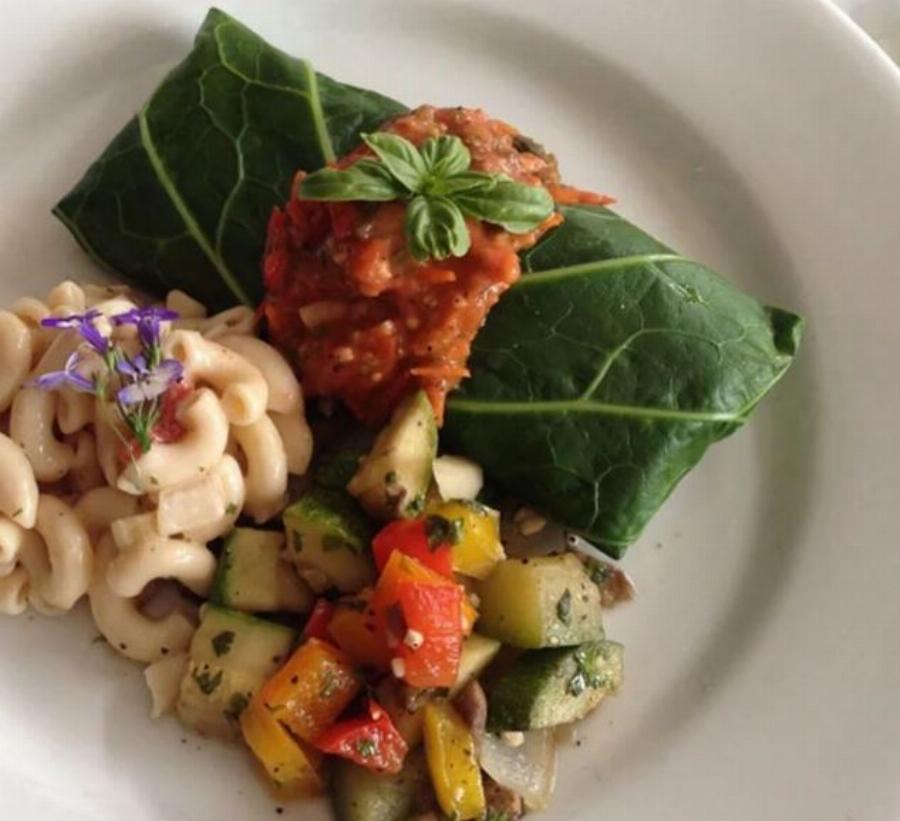 Τζών Μπον Τζόβι: Άνοιξε εστιατόρια για τους φτωχούς με δωρεάν γεύματα τα οποία σερβίρει ο ίδιος