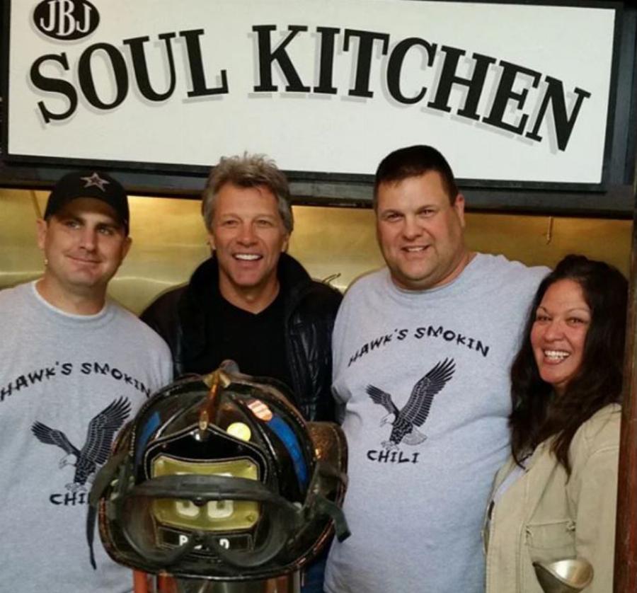 Τζών Μπον Τζόβι: Άνοιξε εστιατόρια για τους φτωχούς με δωρεάν γεύματα τα οποία σερβίρει ο ίδιος