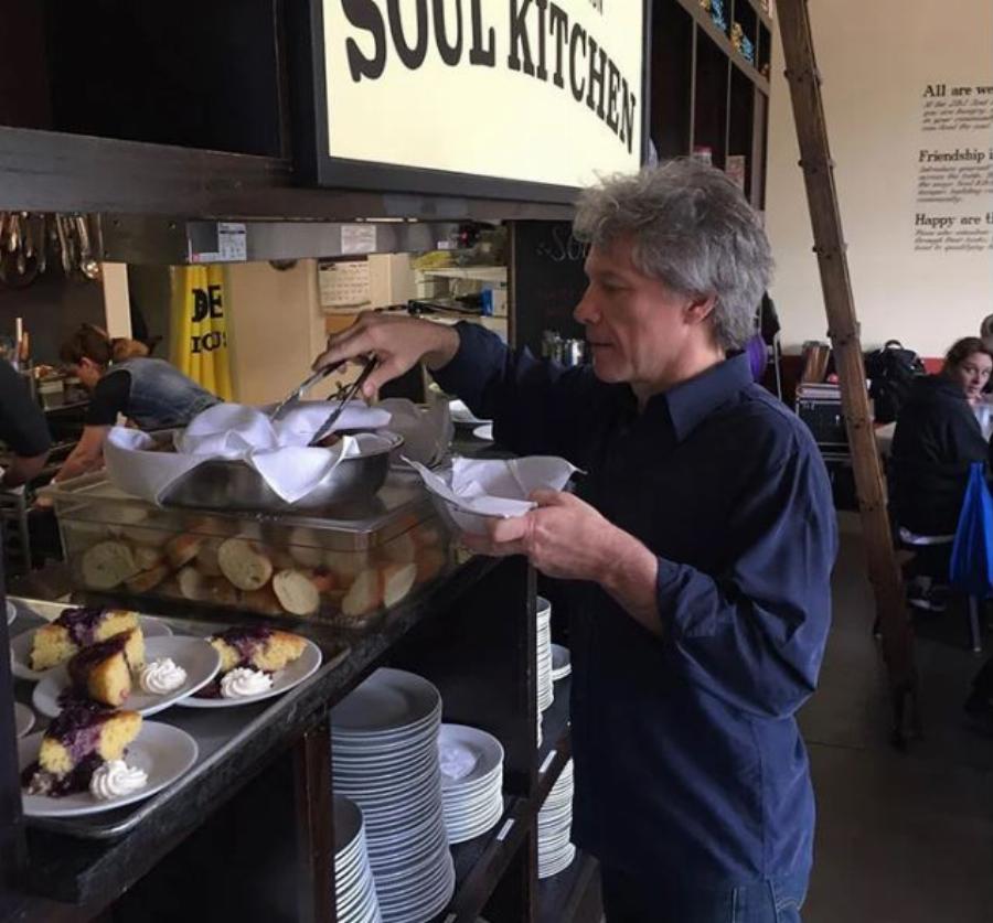 Τζών Μπον Τζόβι: Άνοιξε εστιατόρια για τους φτωχούς με δωρεάν γεύματα τα οποία σερβίρει ο ίδιος